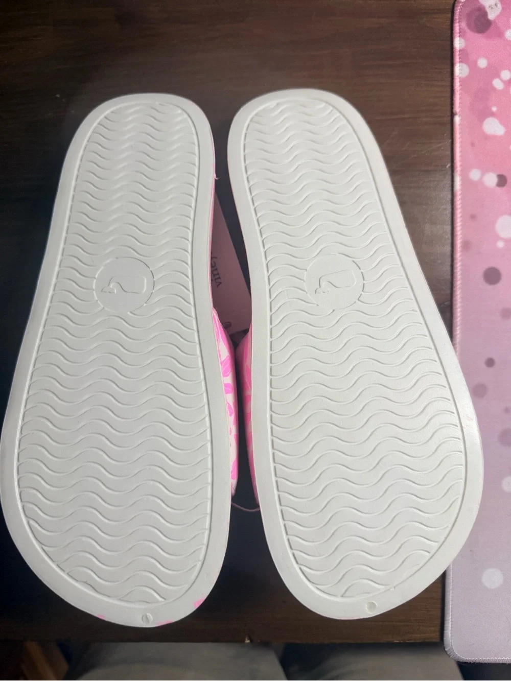 NWT Vineyard Vines Girls Haven Tile Print Pool Slides Pink Size 5/6